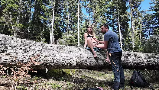 Yürüyüş sırasında ağaçta seks molası