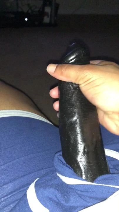 Черный ебарь-лесбиянка играет со страпоном