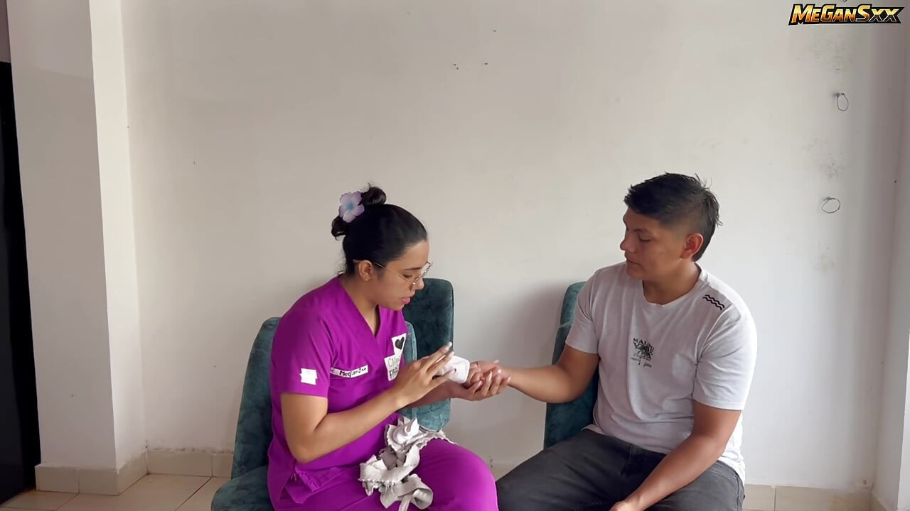 BÜYÜK GÖTLÜ HEMŞIRE DOKTOR GIDINCE HASTASıNı SIKIYOR.