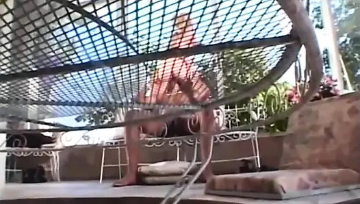 Islak edepsiz bir amcık için çılgın büyük yarak!