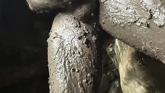 Dışarıda çamurda oynuyor