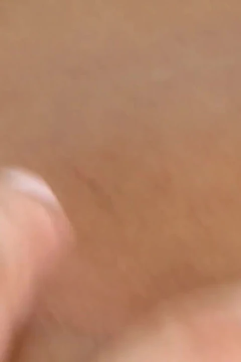 Esmer kadın pembe ve mor dildolarla her iki deliğiyle de oynuyor