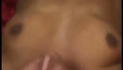 Esmer vixen amcık yalıyor ve klasik seks eyleminde sikiliyor