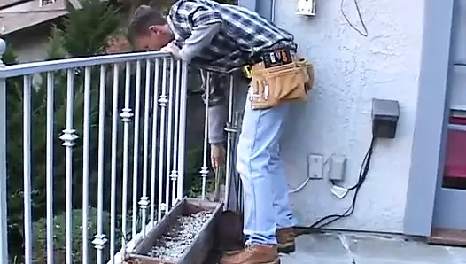 2 sigara içen ateşli hatun büyük bir yarağı paylaşıyor ve sakso çekiyor