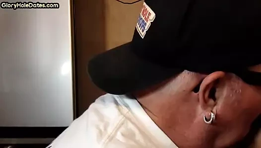 Gözlüklü olgun dilf duvar deliği komşusunun yarağını emiyor