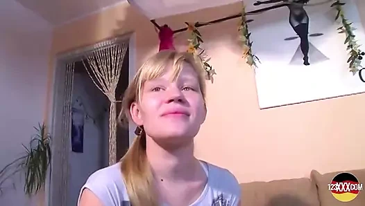 Utangaç Alman genç kız sert sikiliyor