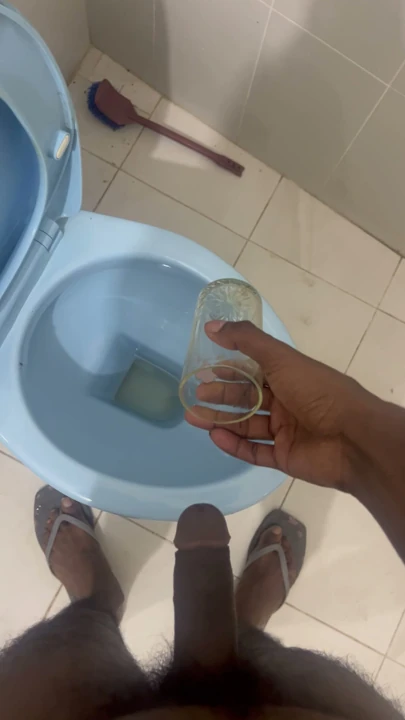 Sri Lankalı Oğlan Çişiyor 😋