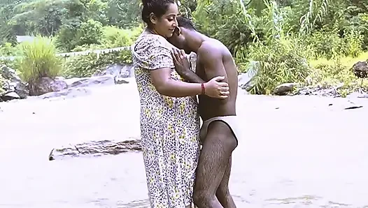 Sauteli dadi ko bich Nadi me choda pote ne