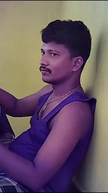 Обязательный для просмотра момент из "Индийская деревенская жена дома, романтический горячий поцелуй"