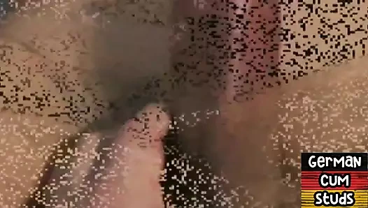 Alman atlet yarağı yakın çekimde boşalmak için sikiliyor