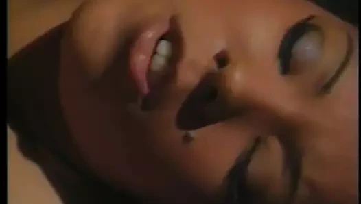 Siyah adam büyük yarağını emdirdikten sonra sürtüğü amında sikiyor