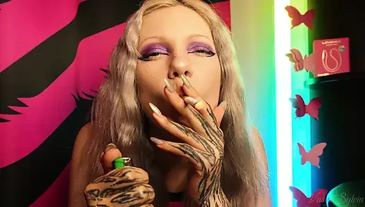 Seksi genç sigara içip onu sallıyor!