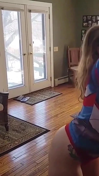 Эпический момент из "зрелая мамочка, огромные сиськи, милфа-госпожа по четвергам дает тур по ее дому TOPLESS и задницей на выходе"