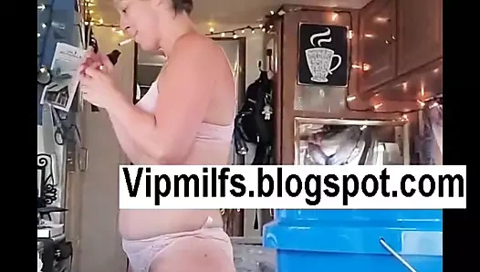 Milf eşi neredeyse çıplak bir gün geçirmek ister