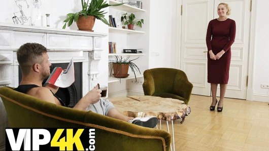 Olgun4k. çekici çocuk çoraplı seksi olgun kadınla takılıyor