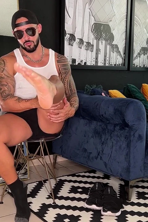 Joan Ortiz / Ortizjona spor salonunda barlara vurmadan önce meme uçlarımı pompalıyorum