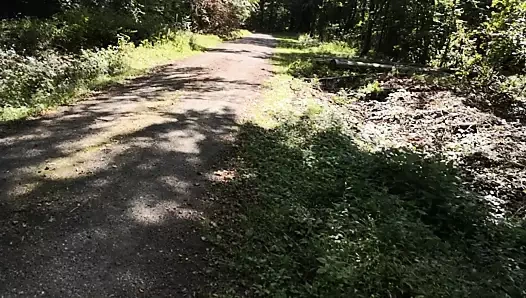 Halka açık kırbaçlamada tamamen çıplak, yönetmenler kesti