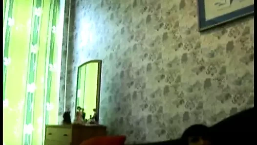 Kuzgun saçlı kedili sevimli Rus öğrenci kız köşkün sonunda sikilmeye bayılıyor