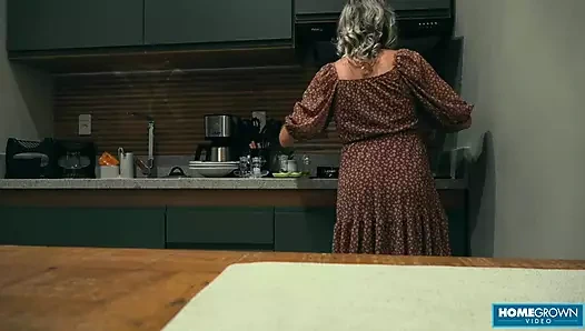 Scarlett Taylor Naomi'nin ateşli adamların yarağını emmesini seviyor