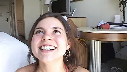 Morena chupa o monstro caralho negro