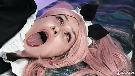 Yaramaz ateşli hizmetçi Una Fairy için yakıcı bir zevkle güçlü bir sikiş ve yarak emiyor.