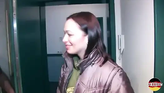 Tatlım daireyi kontrol etmeye geliyor ama aynı zamanda amını ıslatıyor