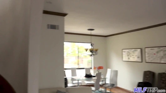 Orta yaşlı seksi kadın Brandi Love röportajdan sonra dölleniyor