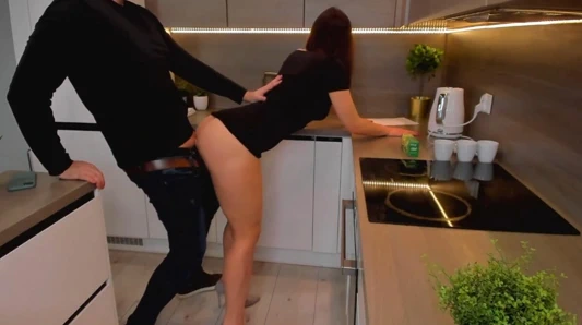 Komşum beni mutfakta sert sikikleri ve ağzımda cums