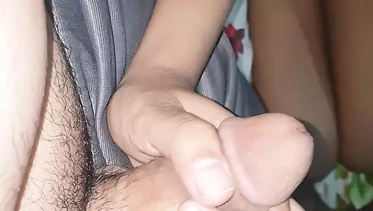 Götüne masaj yapıyor ve ona mastürbasyon yapıyor