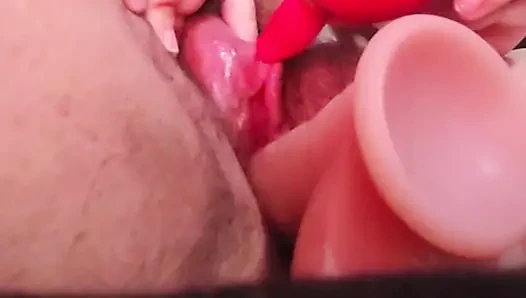Yalayan vibratörle boşalıyor