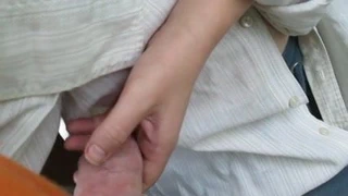 Göğüslere dokunuyor ve handjob yapıyor