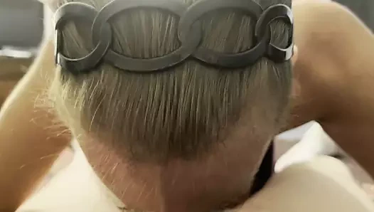 Sarkık göğüsler ile olgun bir arkadaşının aletinden cum emme ve yutma