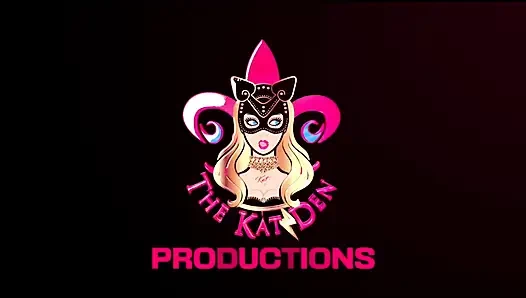 Katlicious seksi yürüyüşle azdırıyor ve deri kalçalı çizmelerle dans ediyor