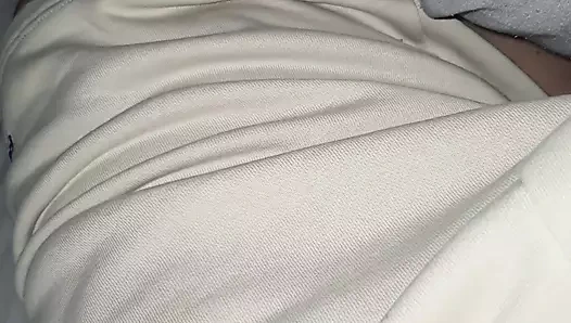 Üvey anne üvey oğlu pantolonun altında kolay sikiliyor ve ona elle muamele çekiyor