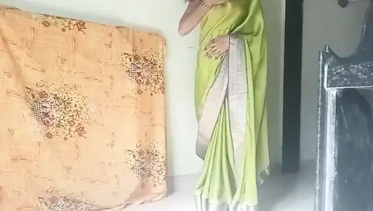 Azgın Hintli yenge kocasının arkadaşıyla sert seks yapıyor