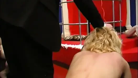 Çok azgın bir amcık sadece büyük sikiş istiyor