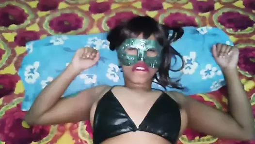 Hintli kız erkek arkadaşının sikini emiyor ve onunla eğleniyor