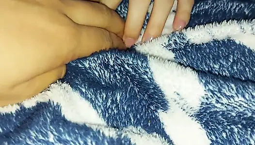 Üvey kız kardeşime dokunuyorum çarşafların altına iniyor