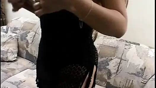 Güzel memeli latin hatun kanepede iki yarakla amını siktiriyor