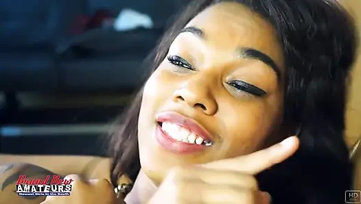 Skylar büyük memeli esmer elle muamele tutkulu boşalmak için sıcağı okşuyor!