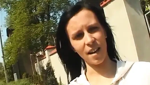 Esmer güzel bakış açısıyla sakso çekmeden önce mastürbasyon yapıyor