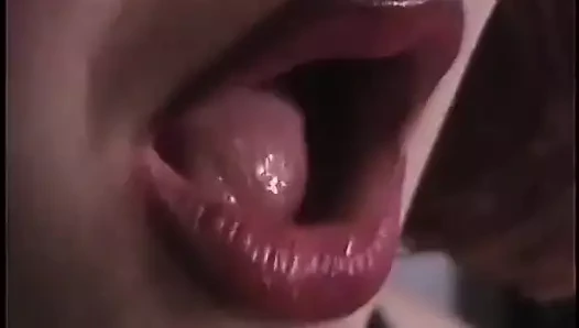 Yuvarlak götlü deri bdsm ateşli kız diz çöken beyaz köle adamın götünü ve taşaklarını kırbaçlıyor