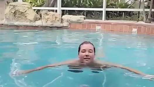 Çıplak havuzda yüzme