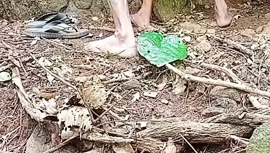 Kocası Ormanda Çalışırken Evli Kadın Komşusuyla Sikiliyor