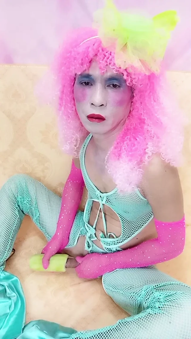 Transgender Oanh Le seksi kıyafetler giyerek porno oynuyor, çok fazla zevk alıyor.