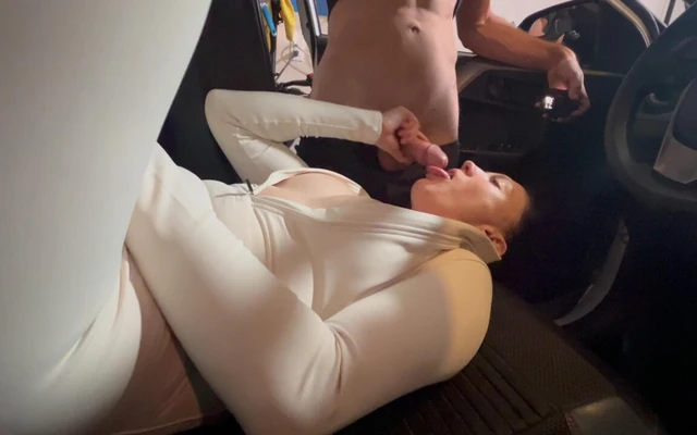 Yabancı arabama bindi ve yüzüne boşalıyor