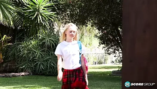 Kız öğrenci Kenzie Kai düz göğüslerini teşhir ediyor ve boşalıyor