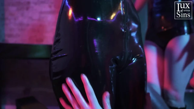 Lezbiyen lateks fetişi - sahibe ae, bayan flora, mikser vida ve mantar sofi ile üçlü hakimiyet