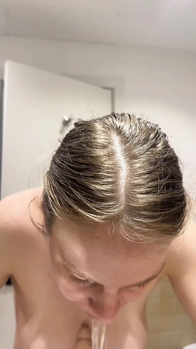 Diş teli genç diş fırçalıyor