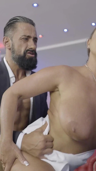 Büyük memeli esmer hatun olgun adam tarafından zevk alıyor